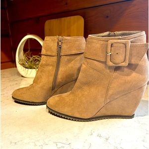 Tan Cato wedge booties Sz 9M